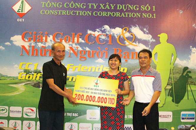 Đại diện báo Tuổi Trẻ (giữa) nhận số tiền quyên góp cho quỹ học bổng từ giải golf - Ảnh: H.Đ.