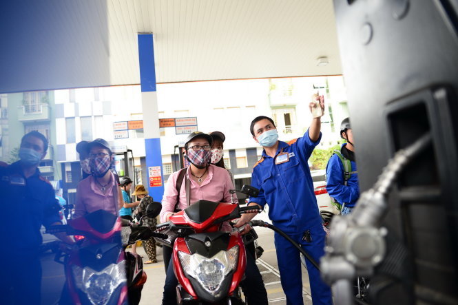 Người dân đổ xăng tại một cây xăng Q.Phú Nhuận, TP.HCM - Ảnh: Hữu Khoa
