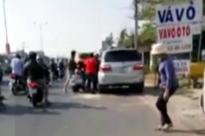 Nhóm thanh niên được cho là dân phượt đánh hội đồng tài xế xe ô tô - Ảnh cắt từ clip