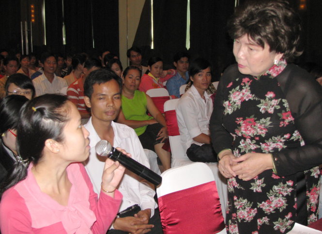 Các cặp đôi thanh niên công nhân được tư vấn tâm lý, trang bị kỹ năng tiền hôn nhân trước khi được Thành đoàn TP.HCM tổ chức đám cưới tập thể - Ảnh: Q.Linh