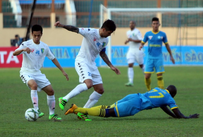 Văn Quyết (bìa trái) trong trận Hà Nội T&T thua Khánh Hòa 0-1 trên sân Nha Trang ngày 12-3 - Ảnh: Quang Liêm