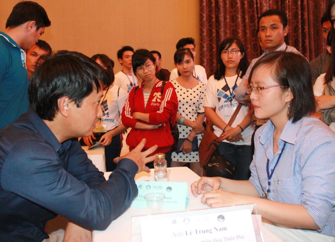 Các bạn trẻ đang rất quan tâm đến cơ hội lập thân, lập nghiệp. Trong ảnh: bạn trẻ TP.HCM tìm kiếm nhà đầu tư cho ý tưởng, sản phẩm khởi nghiệp trong dự án