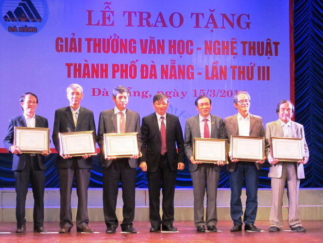 6 tác giải có tác phẩm xuất sắc giành giải Nhất giải thưởng văn học nghệ thuật nhận giải tối 15-3 - Ảnh: P.T