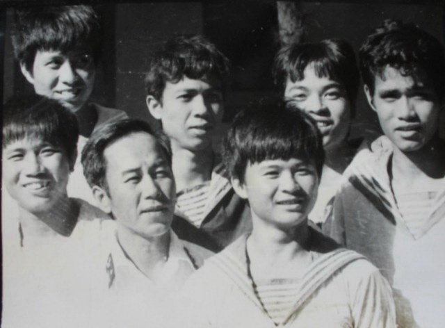 Thuyền trưởng Vũ Huy Lễ (đứng giữa, hàng đầu) và các chiến sĩ tàu HQ-505 năm 1988 - Ảnh tư liệu