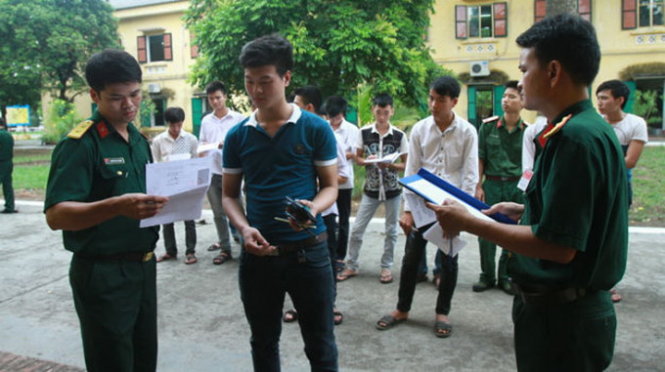 Thí sinh dự thi vào Trường Sĩ quan chính trị - Ảnh minh họa: Hà Thu