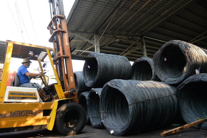 Những ngày qua giá thép trong nước liên tục tăng mạnh. Trong một ngày giá thép liên tục tăng và thay đổi giá 3-4 lần - Ảnh: H.Khoa