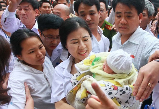 Phút trùng phùng của hai mẹ con chị Thơm (bìa trái) và bé Hà sau năm ngày bị bắt cóc - Ảnh tư liệu
