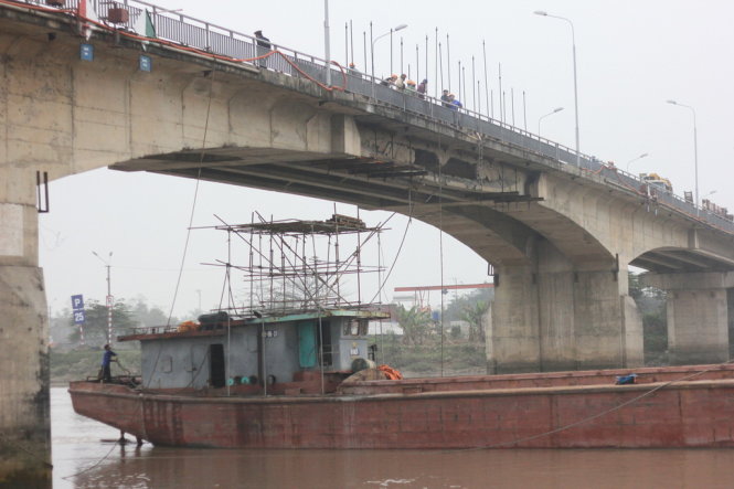 Những vết nứt lớn lộ ra dưới dầm cầu An Thái sau khi chiếc tàu được đưa ra ngoài - Ảnh: Tiến Thắng