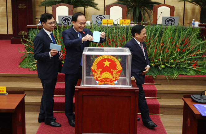 Các đại biểu HĐND thành phố bỏ phiếu bầu 3 Phó chủ tịch UBND thành phố - Ảnh: Nguyễn Khánh