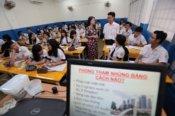 Cô Lê Thị Lý - tổ trưởng tổ giáo dục công dân Trường THPT Trần Khai Nguyên, Q.5, TP.HCM - dạy Luật phòng chống tham nhũng cho học sinh lớp 10A9 - Ảnh: Như Hùng