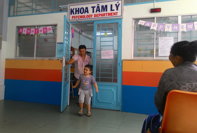 Phụ huynh đưa con tới khám tại khoa tâm lý Bệnh viện Nhi Đồng 1 (Q.10, TP.HCM) sáng 16-3 - Ảnh: Duyên Phan