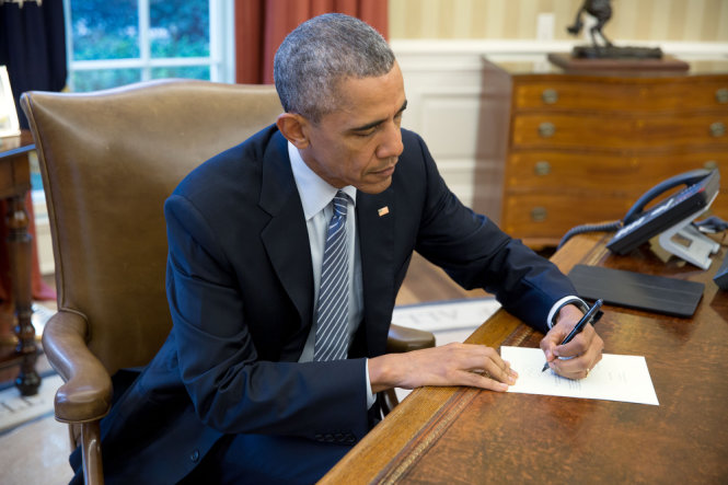 Tổng thống Mỹ Barack Obama ký vào thư gửi nhà văn Cuba Ileana Yarza - Ảnh: Time
