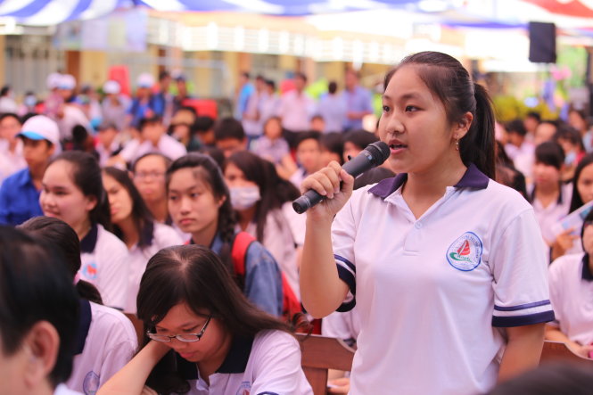 Sau các chương trình tư vấn tuyển sinh - hướng nghiệp được tổ chức tại nhiều tỉnh, thành, hai chương trình cuối cùng giai đoạn 1 2016 sẽ diễn ra tại Đồng Nai, Bình Thuận vào ngày 19 và 20-3. Trong ảnh: học sinh Tiền Giang đặt câu hỏi trong buổi tư vấn tuyển sinh - hướng nghiệp tại Trường ĐH Tiền Giang sáng 12-3 - Ảnh: N.Hùng