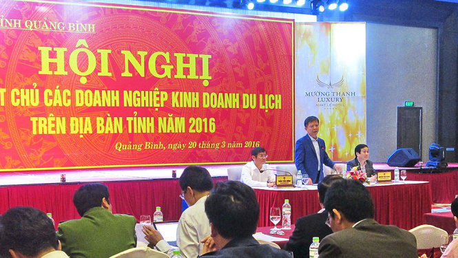 Chủ tịch UBND tỉnh Quảng Bình Nguyễn Hữu Hoài phát biểu tại buổi gặp mặt các chủ doanh nghiệp kinh doanh du lịch ở Quảng Bình - Ảnh: Lam Giang