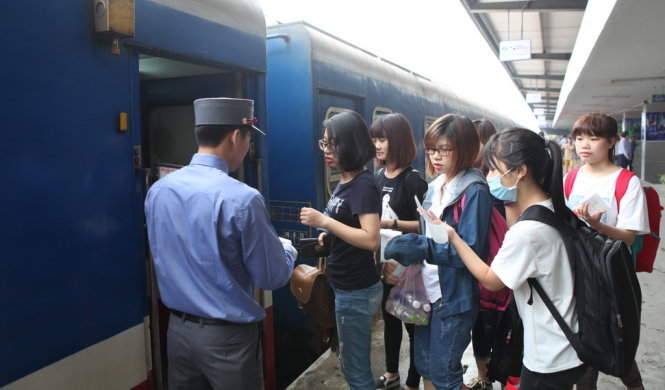 Hành khách xếp hàng lên tàu - Ảnh: T.Phùng
