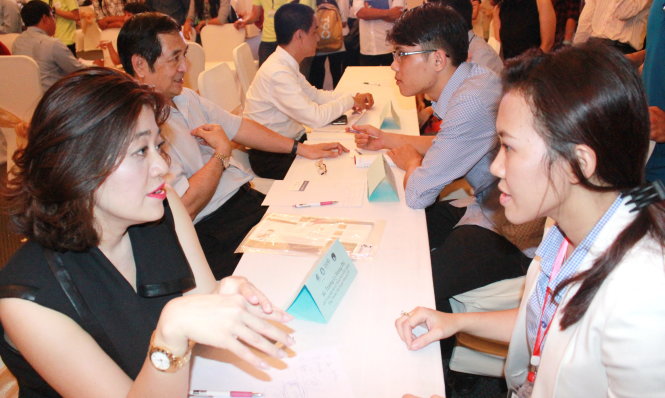 Các bạn trẻ đam mê khởi nghiệp tại TP.HCM tìm đến các nhà đầu tư là những doanh nhân để được tư vấn, chia sẻ kinh nghiệm khi bắt đầu đặt chân vào con đường khởi nghiệp - Ảnh: Q.Linh