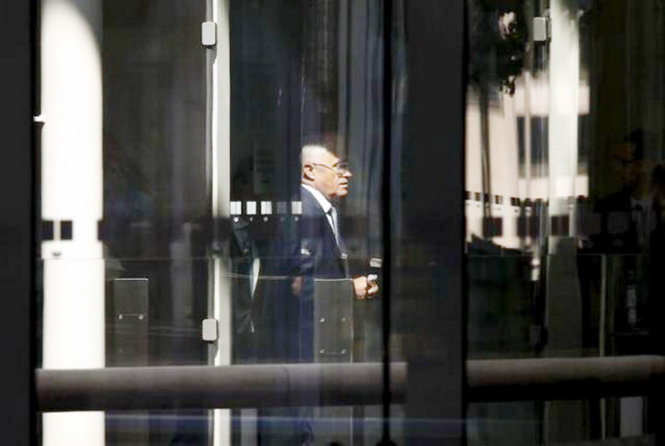 Thủ tướng Úc Malcolm Turnbull đang đến cuộc họp báo, tại đó ông đưa ra lời chỉ trích về hành động quân sự hóa của Trung Quốc ở biển Đông.