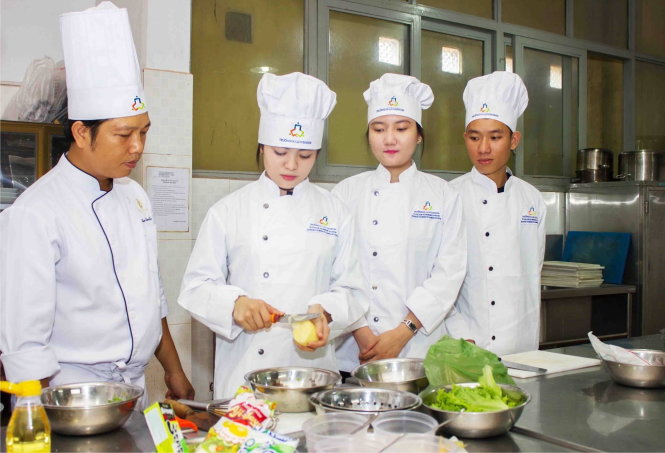 Sinh viên Trường CĐ nghề Du lịch Sài Gòn trong giờ thực hành tại trường - Ảnh: M.G.