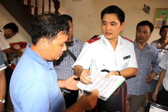 Cảnh sát phòng chống tội phạm về môi trường (Bộ Công an) cùng thanh tra Bộ NN&PTNT phá đường dây kinh doanh chất tạo nạc, tăng trọng trong chăn nuôi tại Công ty TNHH thủy sản Seabird, Q.Bình Thạnh (TP.HCM) do ông Trần Văn Bùi làm giám đốc - Ảnh: Hoàng Lộc