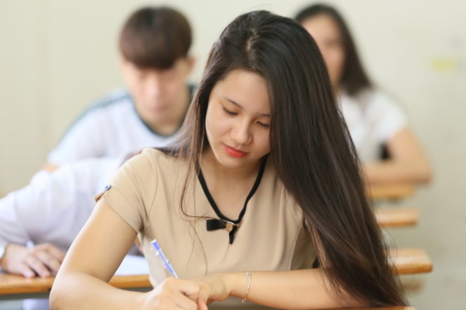 Thí sinh dự thi THPT quốc gia 2015 làm thủ tục trước giờ thi - Ảnh: Như Hùng