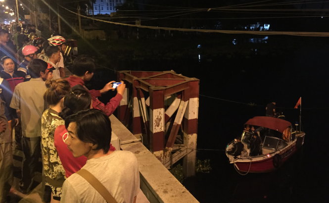 Nhiều người dân theo dõi lực lượng chức năng tìm kiếm đôi nam nữ mất tích trên kênh Vàm Thuật - Ảnh: Ngọc Khải