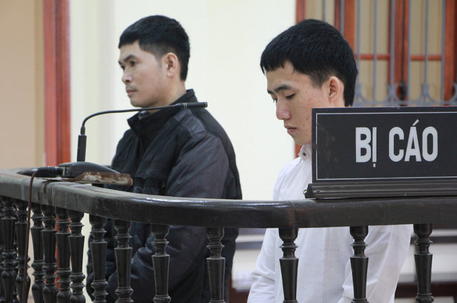 Bị cáo Hạ Bá Hùa và Hoàng Văn Quang tại phiên tòa sáng 25-3 - Ảnh: Doãn Hòa