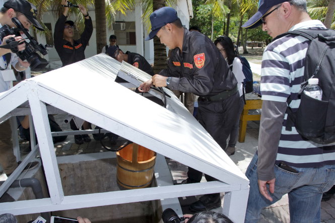 Binh sĩ Đài Loan kéo nước từ giếng trên đảo Ba Bình ngày 23-3, trước sự chứng kiến của đoàn nhà báo quốc tế với mong muốn chứng tỏ đây là “đảo có người sinh sống được” - Ảnh: Reuters