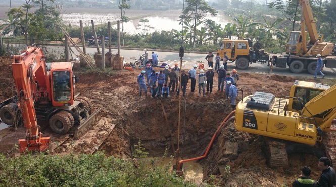 Đường ống nước sông Đà về Hà Nội giai đoạn 1 đã nhiều lần vỡ ống, khiến việc cấp nước bị gián đoạn. Vì vậy trong giai đoạn 2, việc nhà thầu Trung Quốc trúng thầu cung cấp ống gang dẻo khiến nhiều người đặt câu hỏi về chất lượng đường ống nước tại dự án này - Ảnh: Xuân Thành