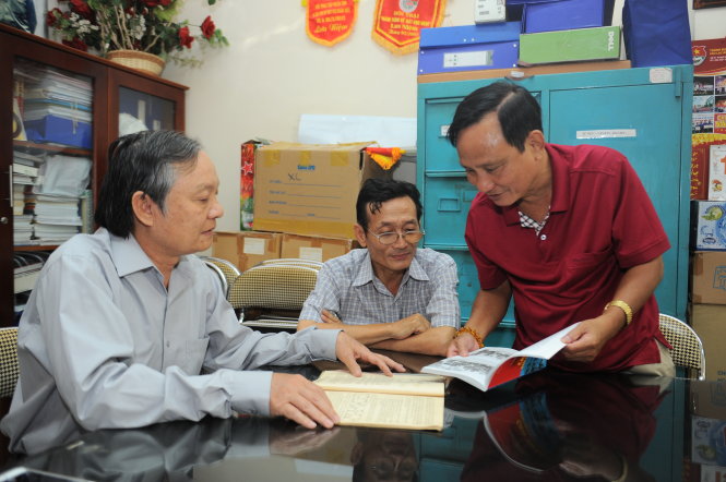 Ông Hai Hòa (phải) cùng bạn bè ôn lại những ngày thanh niên sôi nổi - Ảnh: Tự Trung