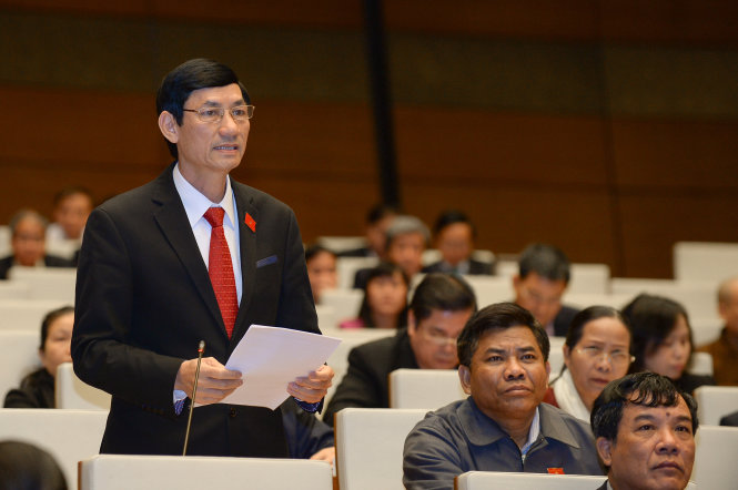 Đại biểu Đỗ Văn Vẻ cho rằng những tầng nấc trung gian đang đẩy giá thuốc lên cao - Ảnh: Việt Dũng
