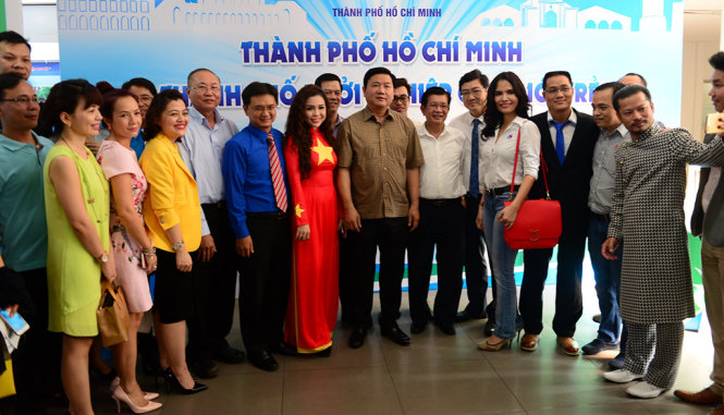 Bí thư Thành ủy TP.HCM Đinh La Thăng chụp ảnh kỷ niệm cùng với các doanh nghiệp trẻ - Ảnh: Quang Định