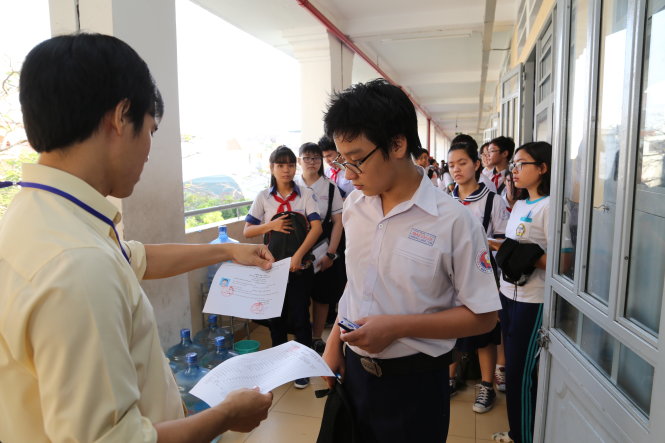 Học sinh các trường THCS trên địa bàn TP.HCM làm thủ tục tham dự kỳ thi học sinh giỏi THCS cấp TP năm 2016, tại hội đồng thi Trường THCS Trần Văn Ơn, Q.1. Đây là năm đầu tiên Sở GD-ĐT TP.HCM đưa vào kỳ thi này môn thi kiến thức tổng hợp thực tiễn - Ảnh: Như Hùng