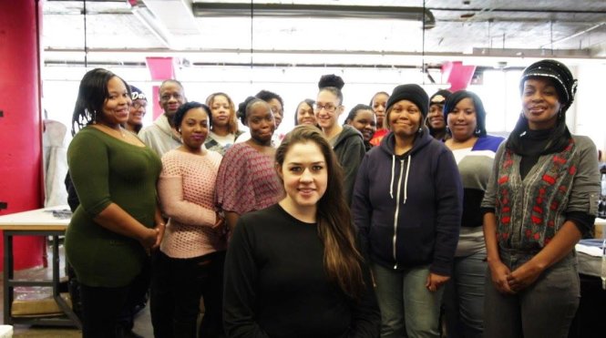 Veronika Scott (giữa) và các công nhân may áo của Empowerment Plan tại Detroit, bang Michigan - Ảnh: CNN