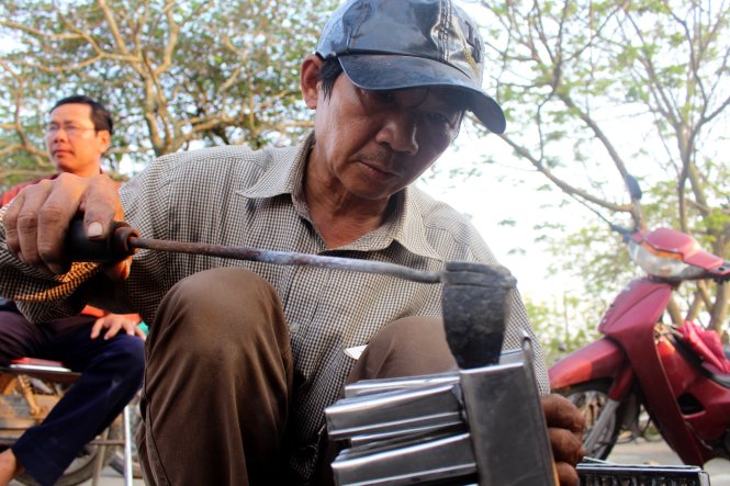 Ông Đào Công Thanh hàn sản phẩm bằng phương pháp thủ công xưa nay - Ảnh: Nhật Linh