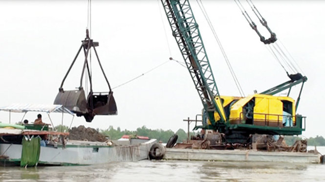 Một sà lan cạp cát gần cồn Công bị người dân ngăn chặn - Ảnh: Tiến Trình