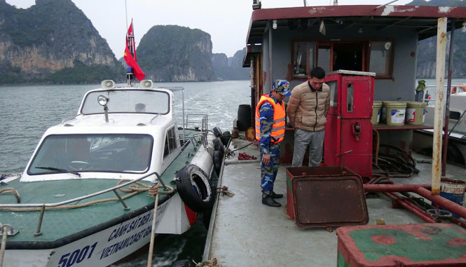 Cơ quan chức năng tiến hành kiểm tra tàu chở dầu bất hợp pháp - Ảnh: Mạnh Thường