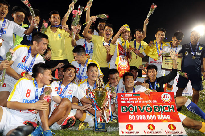 Các cầu thủ Hà Nội T&T ăn mừng chức vô địch Giải U-19 toàn quốc 2016 - Ảnh: Anh Hoàng