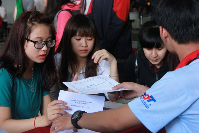 Thí sinh nộp hồ sơ xét tuyển ĐH năm 2015. Ảnh: TTO