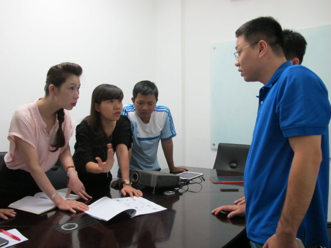 Các thành viên Công ty cổ phần Viễn Thông May Mắn họp bàn công việc tại văn phòng được Vườn ươm doanh nghiệp trẻ cho thuê với giá ưu đãi - Ảnh: K.Anh