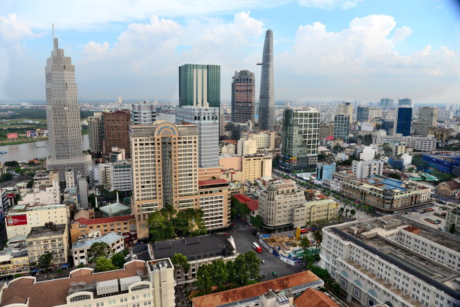 Ga metro đang xây dựng và phố đi bộ Nguyễn Huệ (góc phải) tại khu trung tâm TP.HCM. Đó là những công trình thể hiện nỗ lực đưa TP.HCM phát triển trong nhiều năm qua - Ảnh: T.T.D.