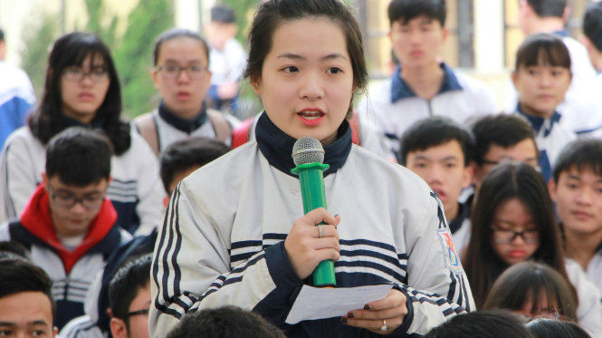Thí sinh đặt câu hỏi tại ngày hội tư vấn tuyển sinh, hướng nghiệp năm 2016 của Báo Tuổi Trẻ tổ chức tại Trường THPT Chuyên Phan Bội Châu, TP Vinh - Ảnh: Doãn Hòa
