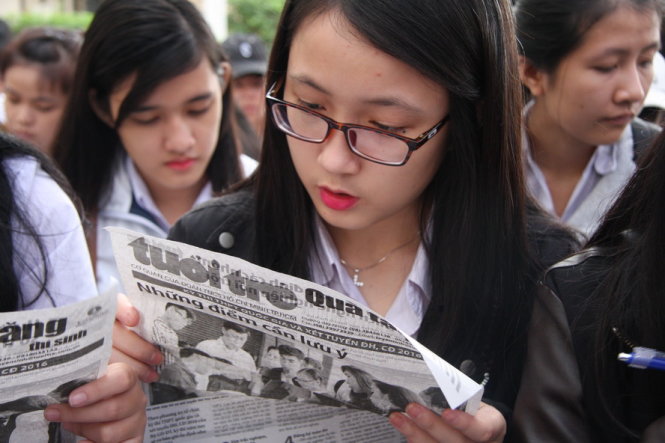 Học sinh tìm hiểu thông tin về kỳ thi THPT quốc gia năm 2016. Ảnh: Trần Huỳnh