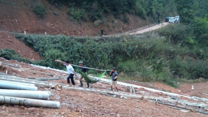 Nạn nhân trong vụ tai nạn đang được đưa lên - Ảnh: Facebook