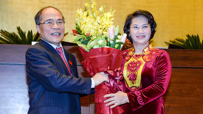Ông Nguyễn Sinh Hùng chúc mừng tân Chủ tịch Quốc hội Nguyễn Thị Kim Ngân Ảnh: V.D.