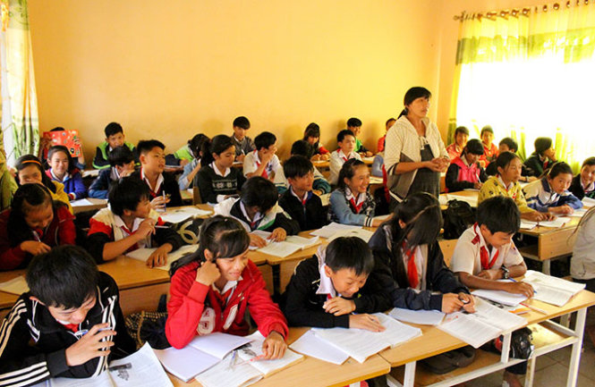 Bàn ghế không đúng kích cỡ nên học sinh gặp nhiều khó khăn trong học tập - Ảnh: Thái Thịnh