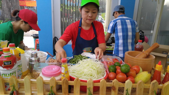 Những xe bán hàng tham gia mô hình khởi nghiệp cùng con đường ẩm thực tại Nhà văn hóa Thanh niên TP.HCM - Ảnh: C.K.