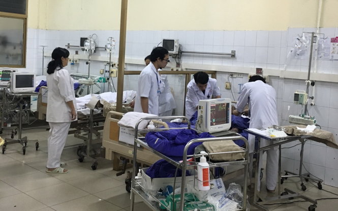 Các bác sĩ tiến hành cứu chữa cho bệnh nhân thời điểm 4g sáng 3-4 - Ảnh: Hoàng Nga