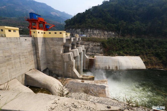 Thủy điện Nậm Khan 3 trên sông Nậm Khan 3 (Lào) mở cổng xả nước để cứu sông Mekong Ảnh: Quốc Việt