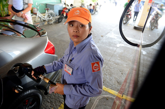 Nếu chịu thêm 1.000 đồng thuế bảo vệ môi trường, giá xăng sẽ tăng làm ảnh hưởng đến người tiêu dùng cũng như doanh nghiệp - Ảnh: Quang Định