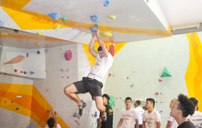 Chênh vênh, lơ lửng khi leo ở khu Bouldering - Ảnh: H.Đ.